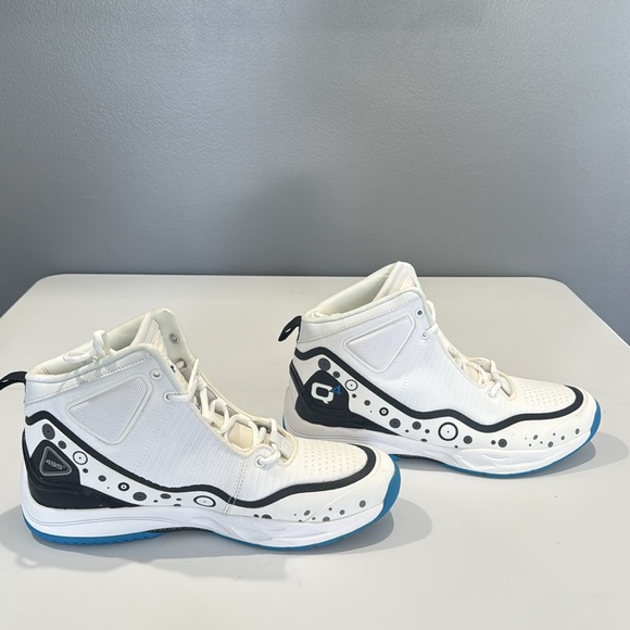 Q4 Bright White Basketball Shoes - Picture 5 of 11
